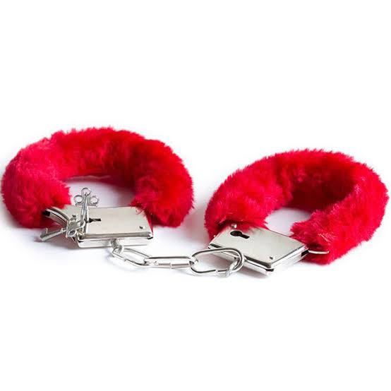 Algema De Metal Com Pelúcia